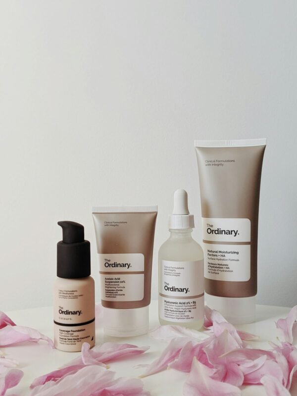 Prodotti skincare con petali