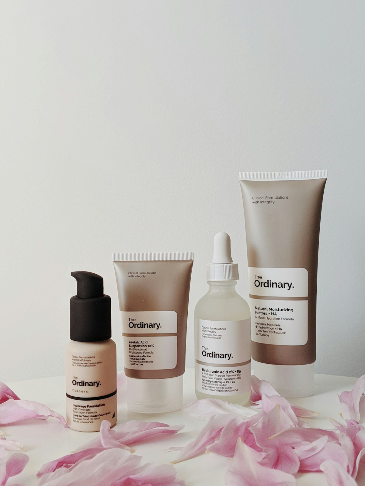 Prodotti skincare con petali
